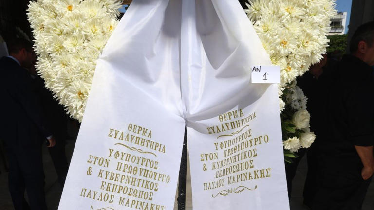 Στεφάνι από τον κυβερνητικό εκπρόσωπο Παύλο Μαρινάκη INTIME