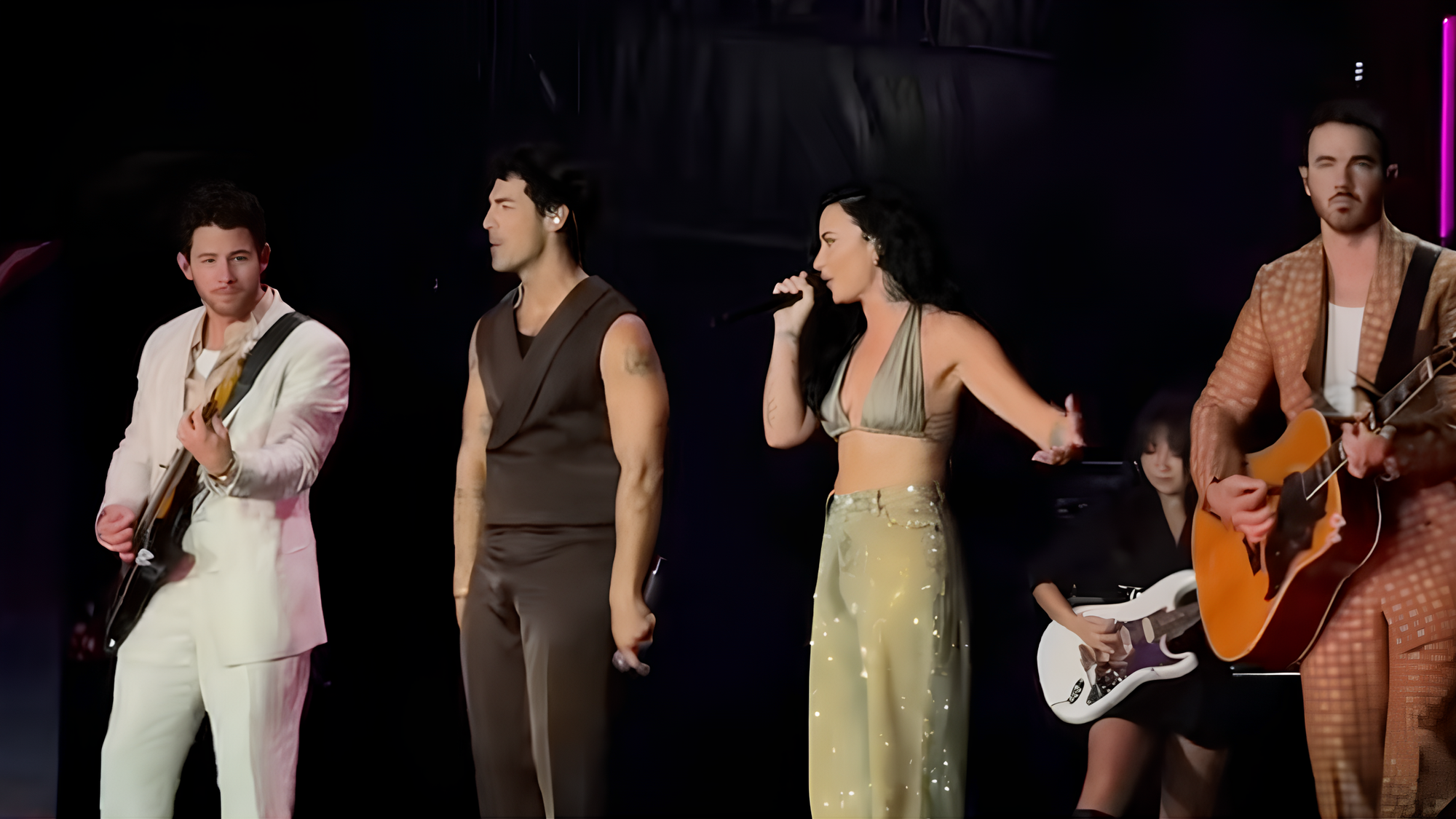 Les Jonas Brothers et Demi Lovato, lors d’un concert dans le New Jersey, le 10 août 2025.