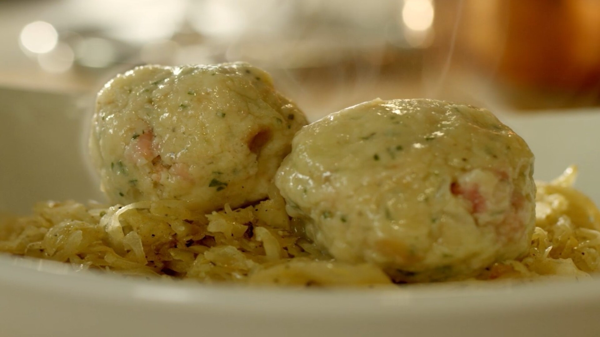 Herzhafte Canederli-Knödel mit Parmesan und Petersilie