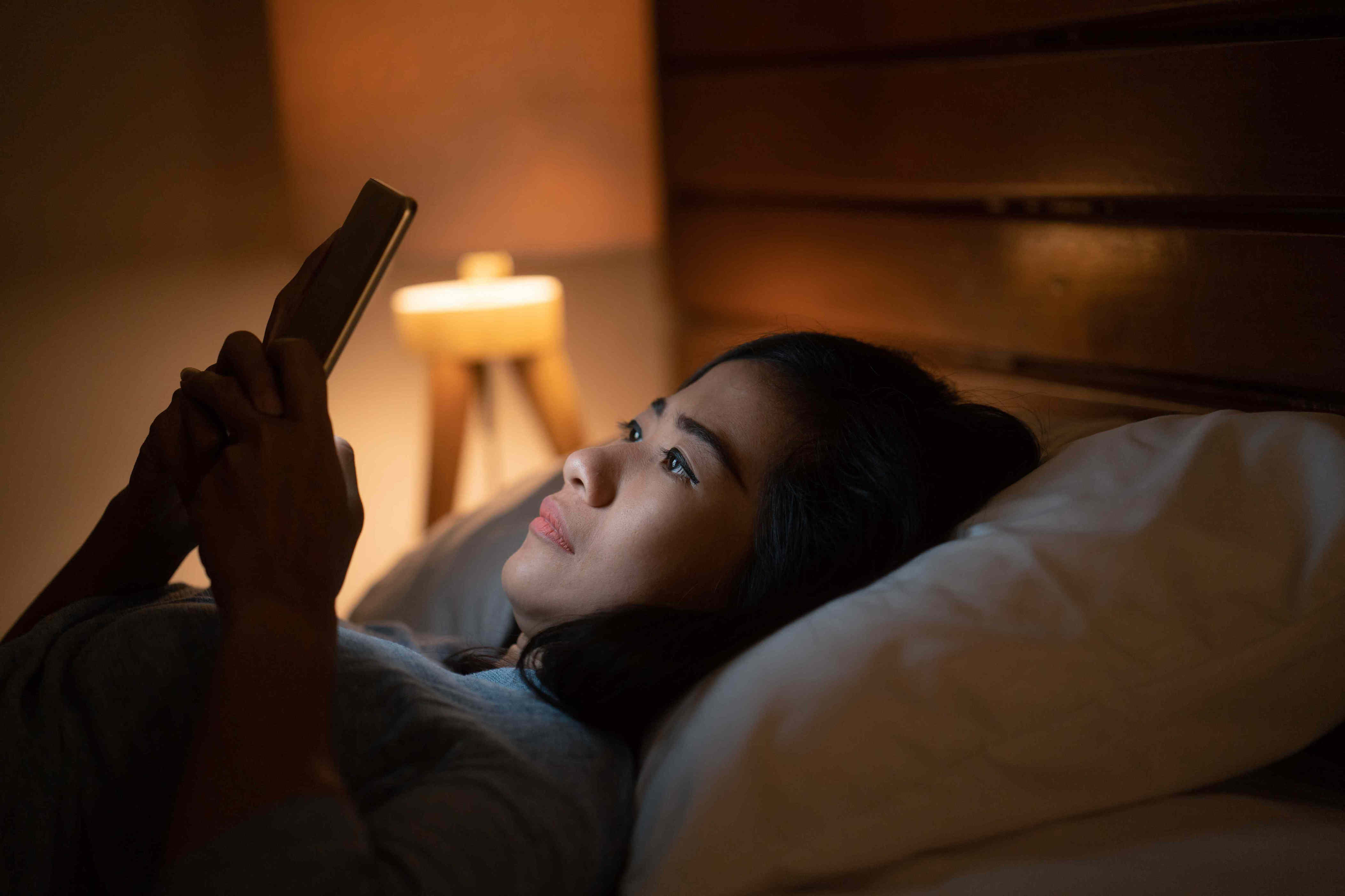 Can red light settings on phones improve sleep quality?