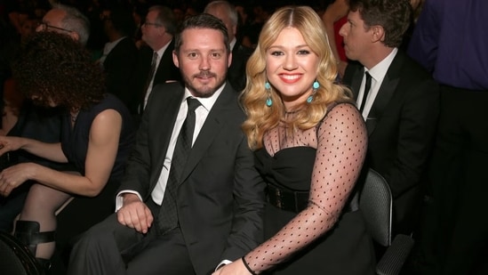 Kelly Clarkson breaks down into tears onstage days before ex Brandon