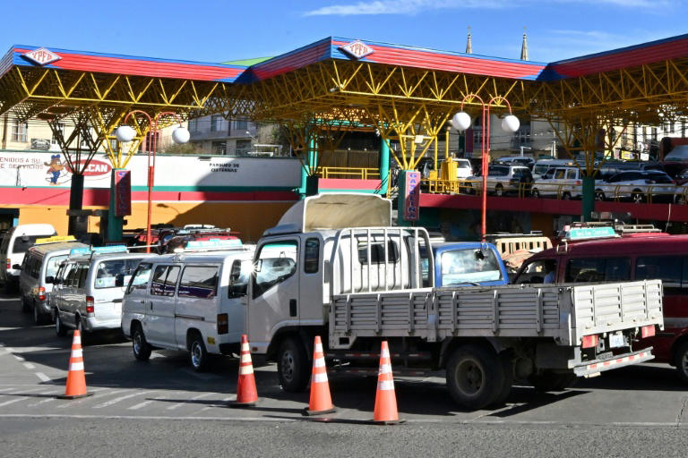 Veículos fazem fila para reabastecer em um posto de gasolina em La Paz, Bolívia, no dia 31 de julho de 2025