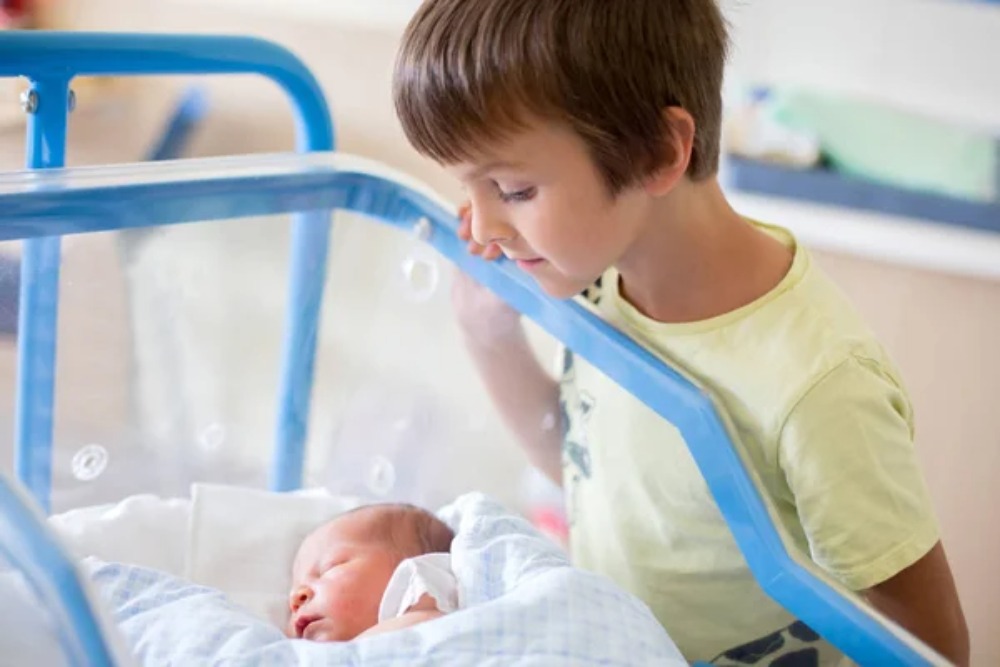 16 Tips For Handling New Baby And Siblings