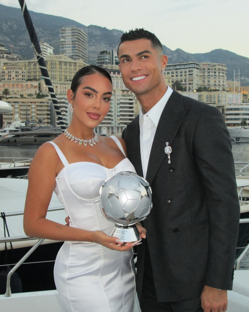 Cristiano Ronaldo engaged to Rodriguez after 8 years of dating(02)