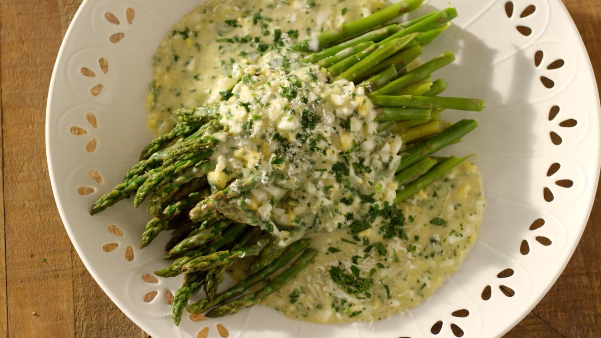Perfekt gekochter Spargel mit Weißweinspritzer