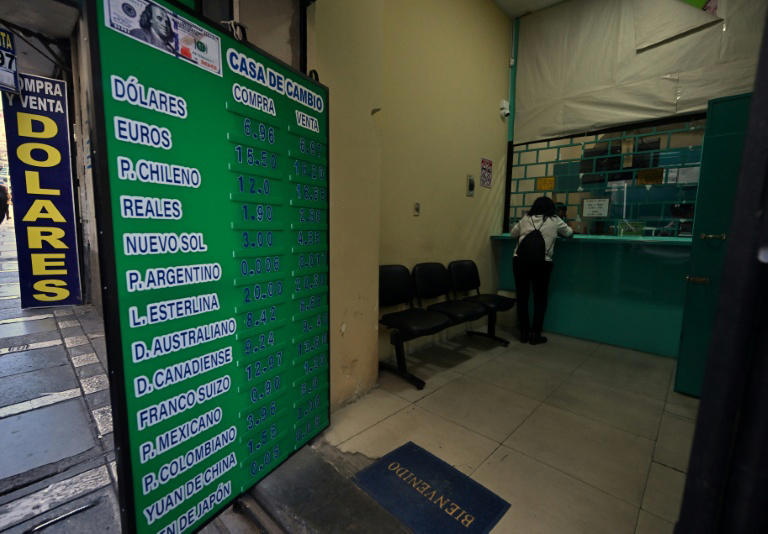 Uma mulher no balcão de uma casa de câmbio em La Paz, Bolívia, em 31 de julho de 2025