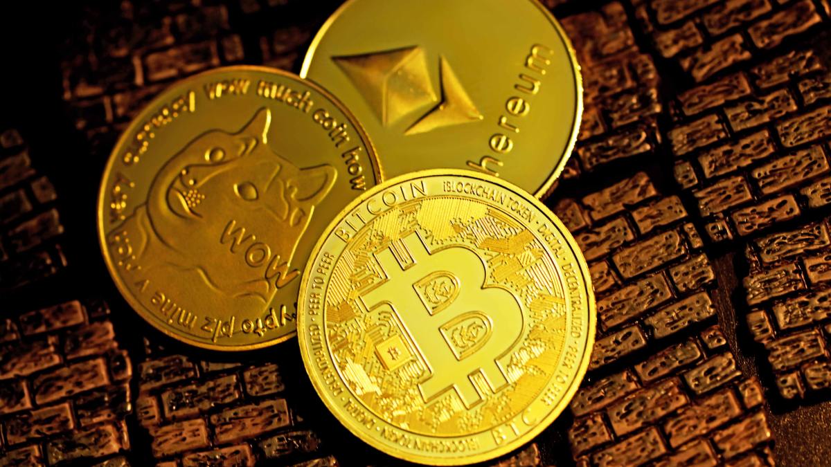 Bitcoin e ethereum ensaiam recuperação após fortes perdas da véspera