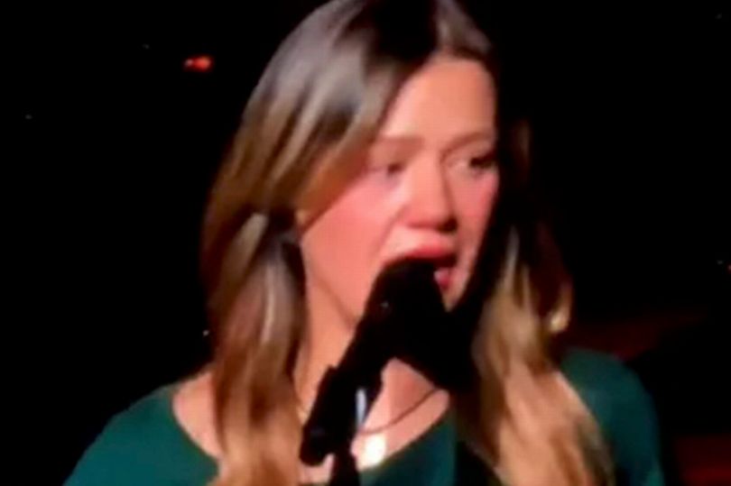 Kelly Clarkson breaks down in tears onstage just 12 days before ex