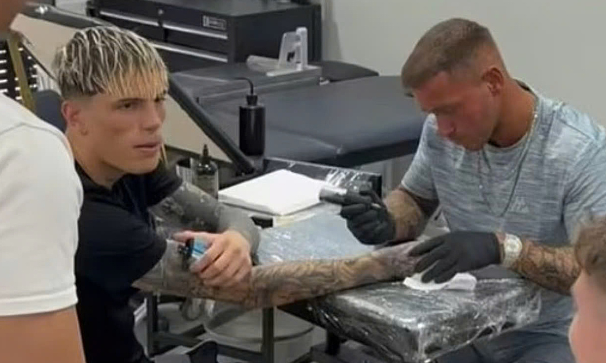 Image hình ảnh hình ảnh hình ảnh hình ảnh hình ảnh hình ảnh hình ảnh hình ảnh hình ảnh hình ảnh Alejandro Garnacho - Garnacho cầm thuốc lá điện tử khi xăm mình