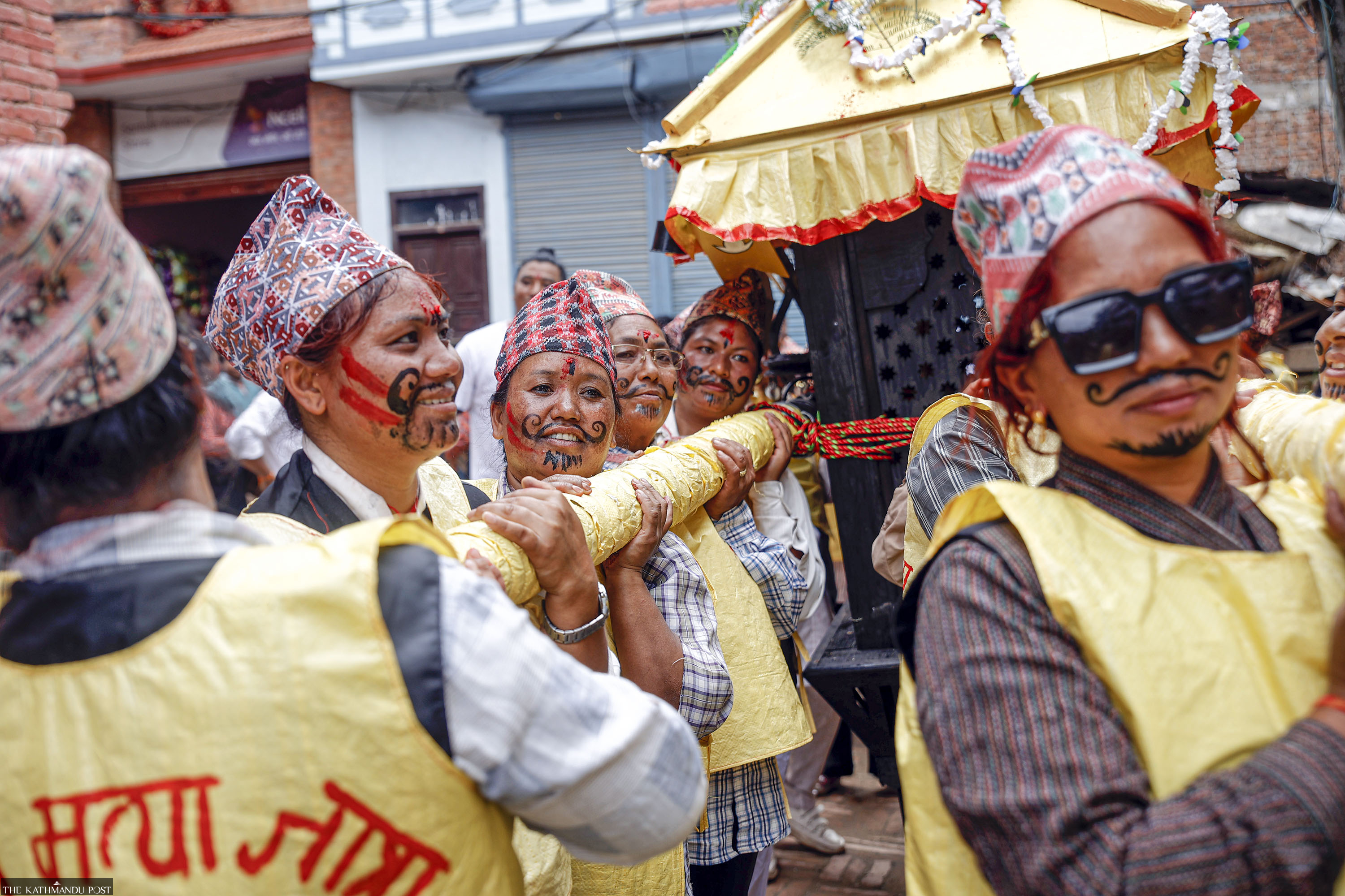 Komunitas Newa Thecho merayakan Mataya Jatra dengan tradisi dan sindiran