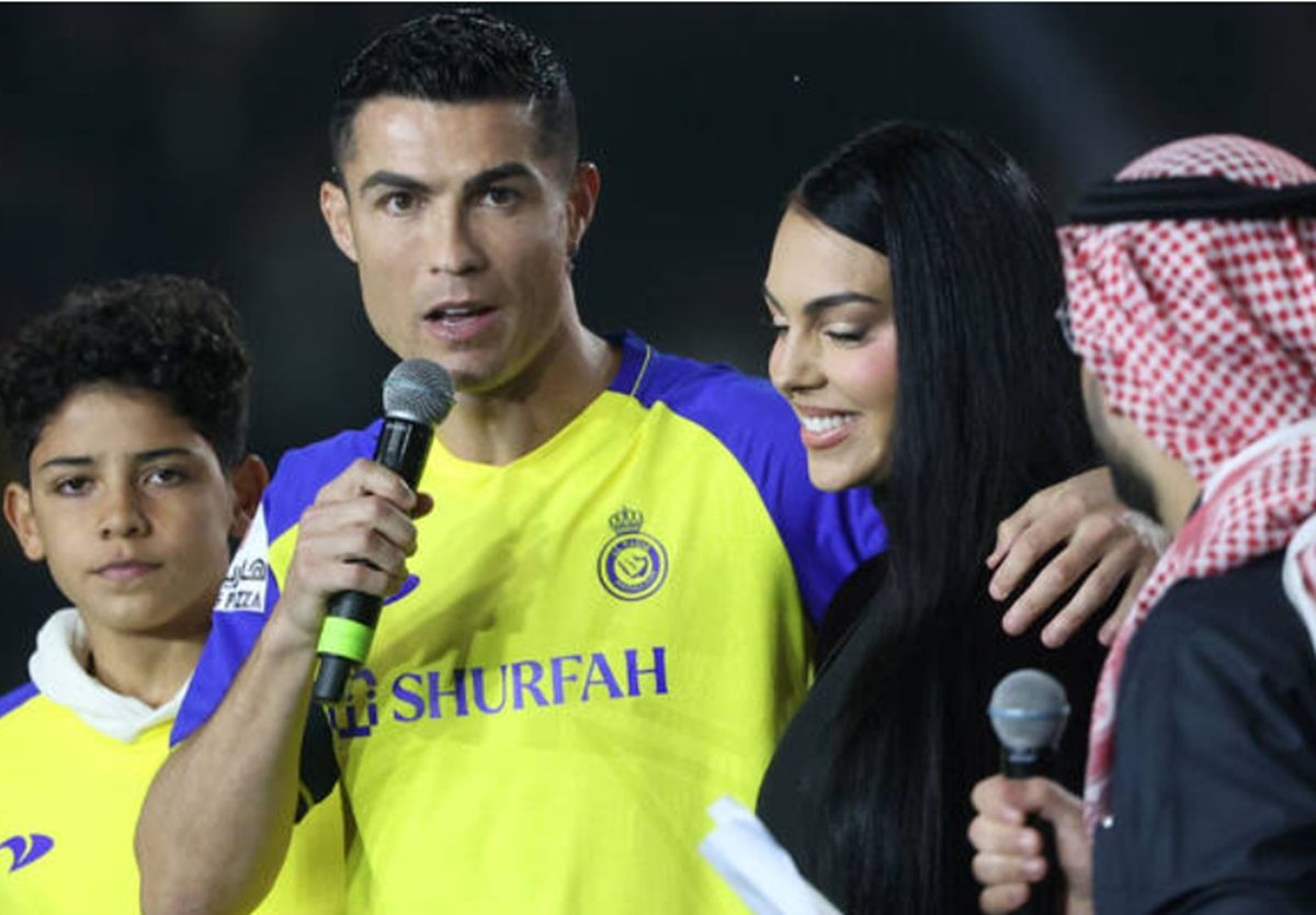 Rayakan Hari Nasional Arab Saudi, Ronaldo Kenakan Gamis Putih dan Bawa Pedang