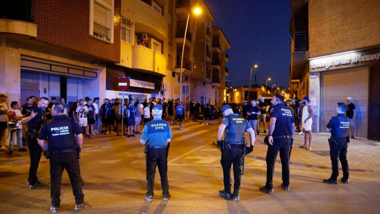 ФАЙЛ: Местные полицейские и агенты гражданской гвардии Испании занимают позиции во время беспорядков в Торре-Пачеко, восточная Испания, пятница, 12 июля 2025 г. Martin C./AP