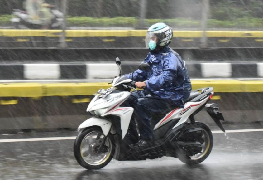 Penting! Motor habis dipakai hujan-hujanan harus segera disemprot air bersih