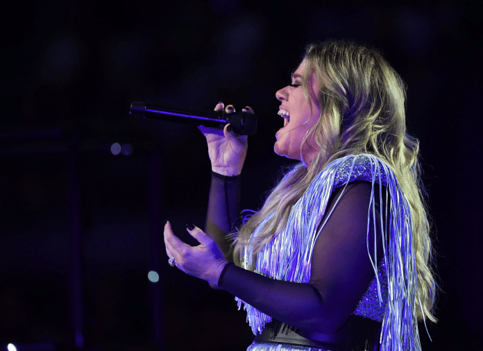 The Family Tragedy Behind Kelly Clarkson’s Heartfelt Connection With Fans