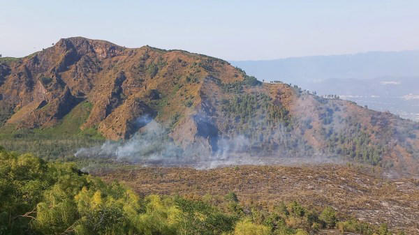 Incendio sul Vesuvio – Gli ultimi focolai. Ph: associazione Primaurora
