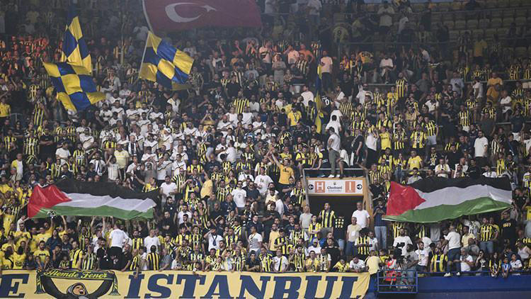 Kadıköye damga vuran an: İrfan Canın düdük yanılgısı, Feyenoordun golü... Fenerbahçe 3 dakikada döndü!