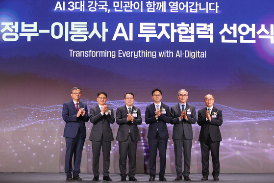 Minister of Science and ICT Bae Kyung-hoon poses with heads of Korea's major telecommunications companies and related institutions at an event held on Aug. 12 at the Westin Josun Hotel in Jung District, central Seoul. From left are: Yoo Ji-sang, chairman of the Korea IT Fund investment operations committee; Lee Chul-hoon, vice president of LG Uplus; Ryu Young-sang, CEO of SK Telecom; Minister Bae; Kim Young-shub, CEO of KT; and Song Jae-Sung, vice president of the Korea Telecommunications Operators Association. [YONHAP]