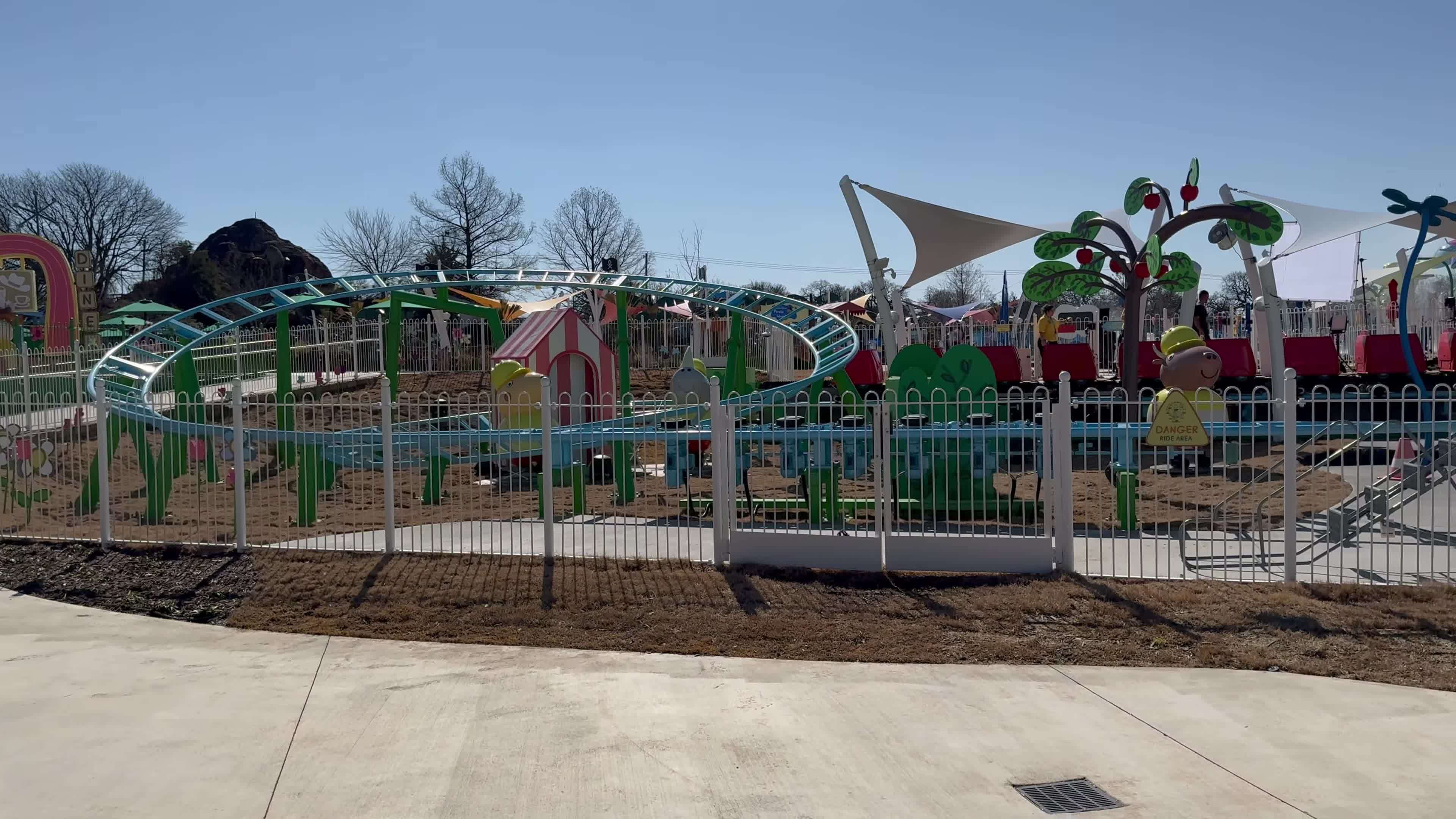 Daddy Pig's Roller Coaster Rider Cam at Peppa Pig Theme Park Dallas ...