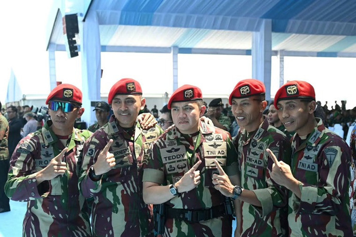 Seskab Letkol Teddy Indra Wijaya mendampingi Presiden Prabowo Subianto hadiri Upacara Gelar Pasukan Operasional dan Kehormatan TNI di Batujajar Jawa Barat. Foto: Instagram.com/sekretariat.kabinet/