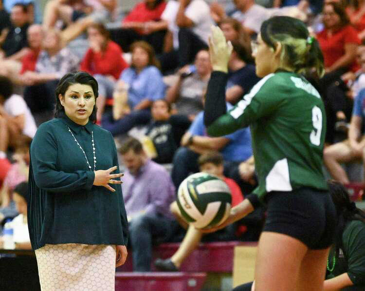 Incarnate Word tops Warren in five set thriller behind stellar night Incarnate Word tops Warren in five set thriller behind stellar night