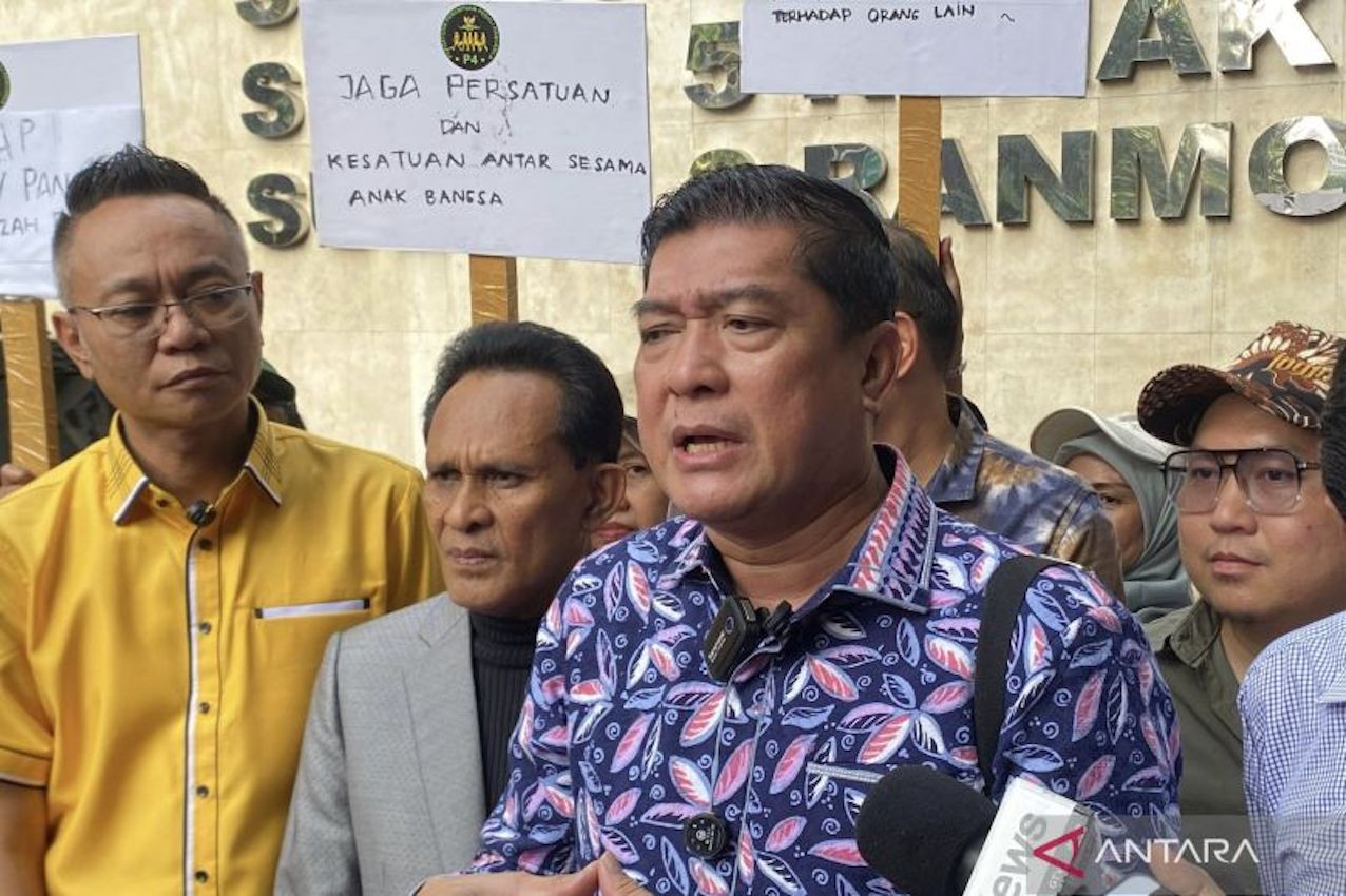 Ketua Solidaritas Merah Putih Silfester Matutina (batik ungu) saat ditemui sebelum memenuhi panggilan Polda Metro Jaya, Kamis (24/7/2025). ANTARA/Ilham Kausar