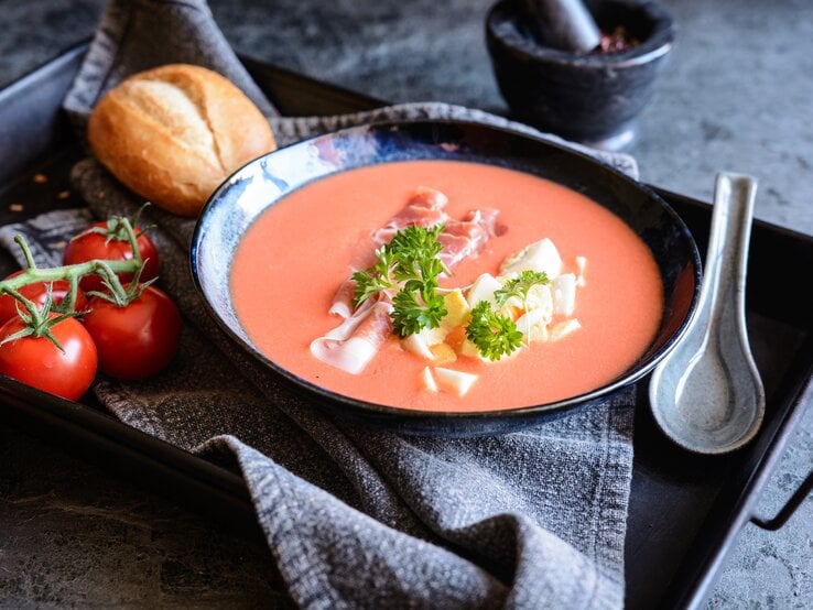 Kalte Tomatensuppe mit gekochtem Ei &amp; Schinken: Salmorejo