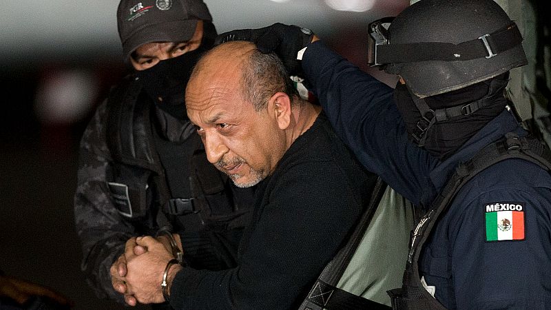 os policías federales mexicanos escoltan a quien identifican como Servando 'La Tuta' Gómez", líder del cártel de Los Caballeros Templarios, Ciudad de México.