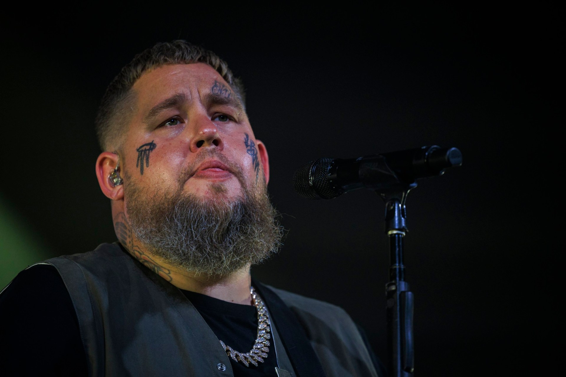 British singer cancels show after falling ill on tour