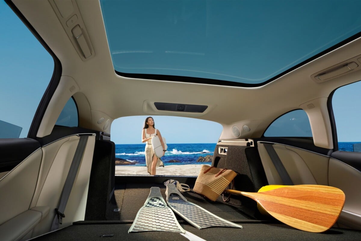 Voici l’intérieur très pratique de cette sublime voiture électrique chinoise conçue avec Huawei