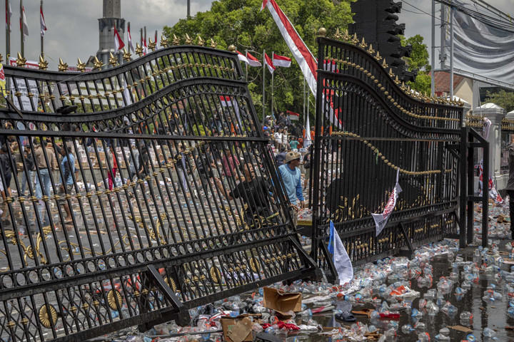 Massa melempari kawasan Kantor Bupati Pati dengan air mineral saat berunjuk rasa di Kabupaten Pati, Jawa Tengah, Rabu (13/8/2025). Foto: Aji Styawan/ANTARA FOTO