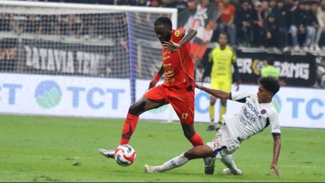 Pemain Persita Tangerang beraksi dalam sebuah pertandingan.