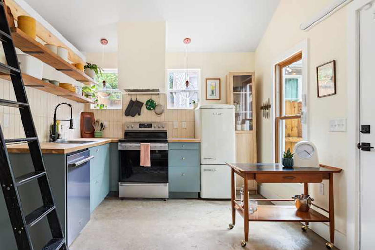Before & After This Dusty 1950s Garage Transformed into an Airy