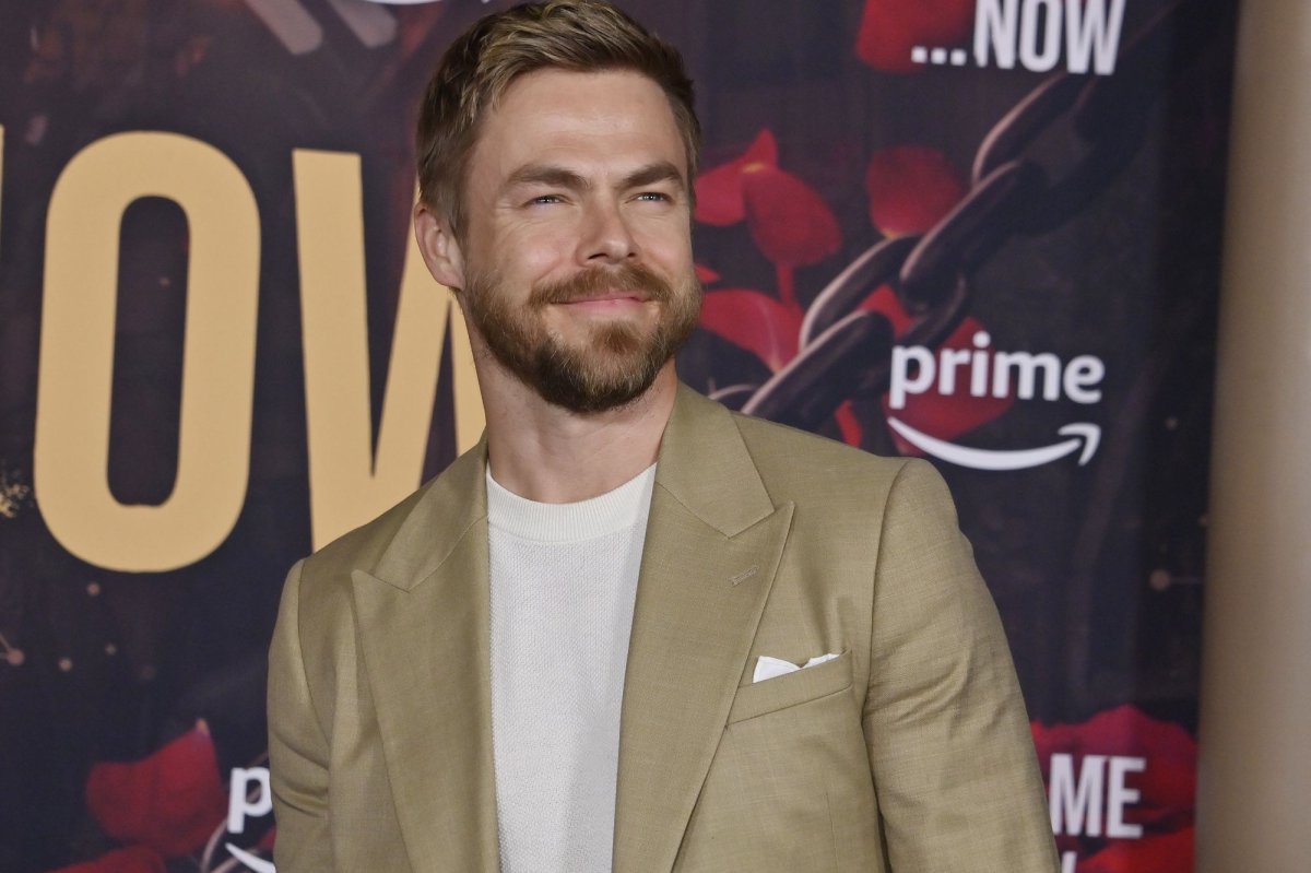 Derek Hough announced as new 'Extra' host