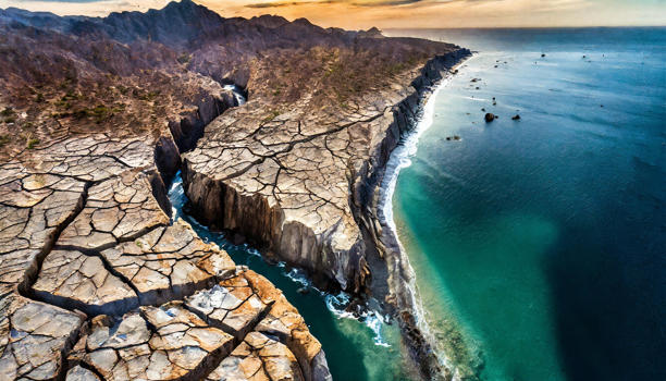 La península de Baja California, México, poco a poco se separa del continente americano, debido al movimiento de las placas tectónicas, pero según la Inteligencia Artificial, a través de , pasarían millones de años para que esto ocurra.