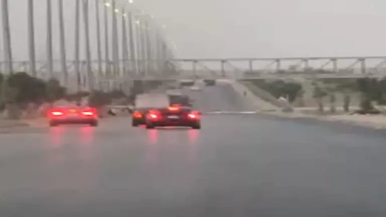 مطاردة 3 سيارات لـ فتاة على طريق الواحات (9)