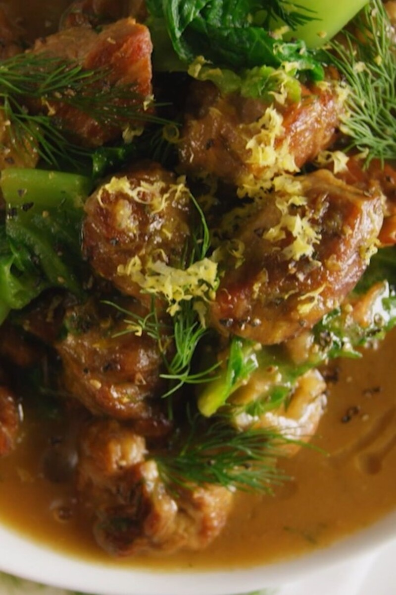 Brutzelnder Lammeintopf mit Zwiebeln, Knoblauch und frischen Kräutern