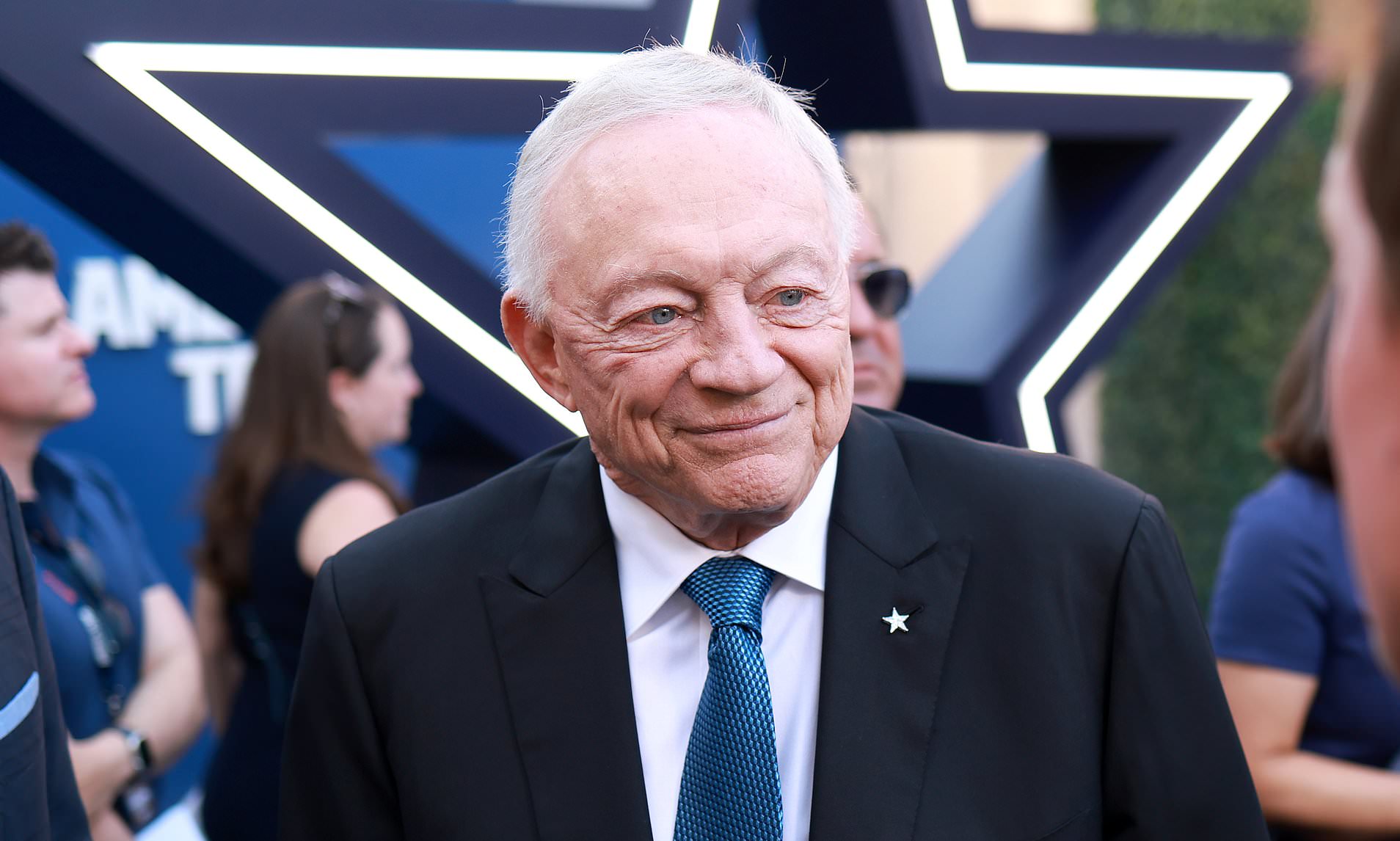 Dallas Cowboys owner Jerry Jones, 82, reveals he beat stagefour cancer(02)