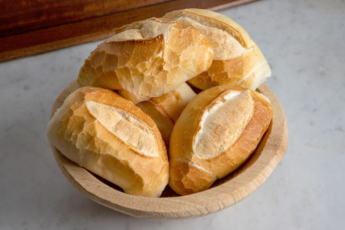 Nem na bancada, nem na geladeira: a melhor forma de guardar pão francês