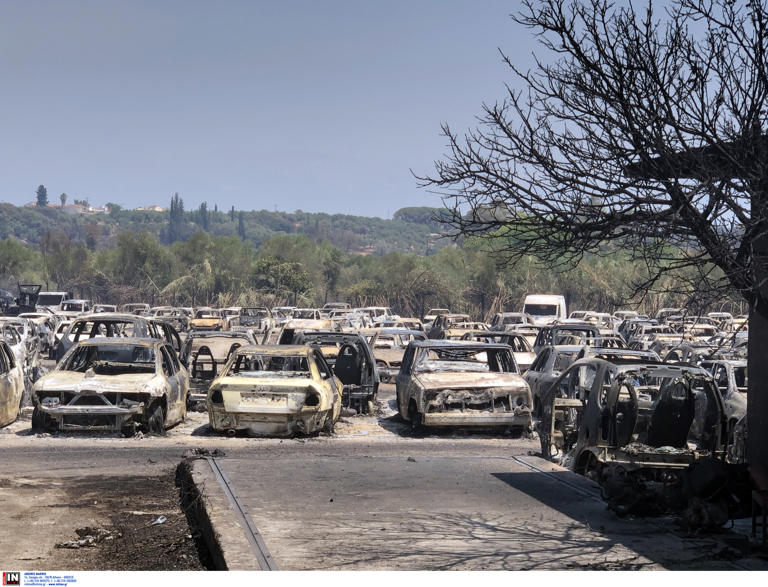 Φωτιά στην Πάτρα: Παρανάλωμα του πυρός εκατοντάδες αυτοκίνητα στο τελωνείο της πόλης