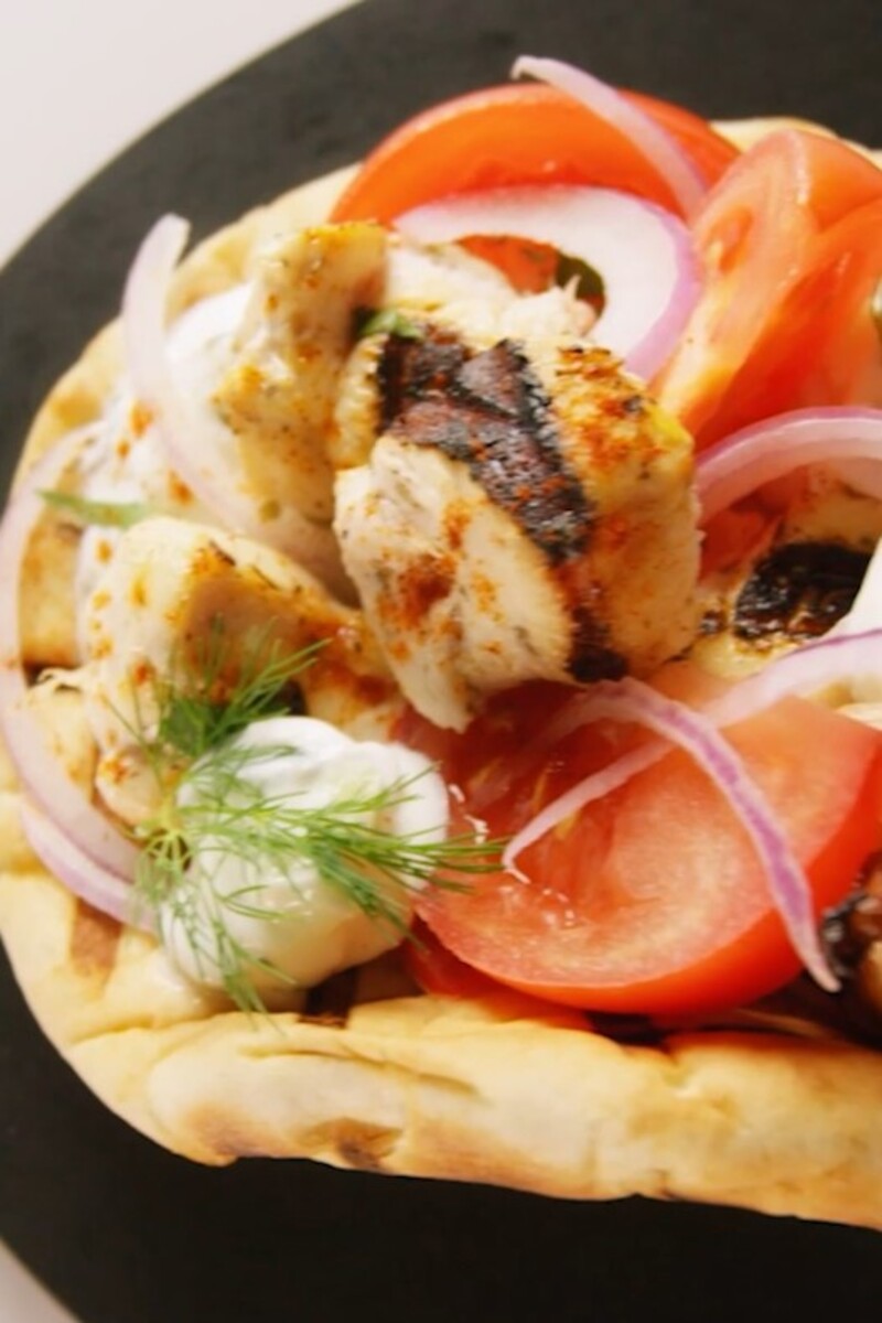 Authentisches griechisches Hähnchen-Souvlaki mit Tzatziki und Pita