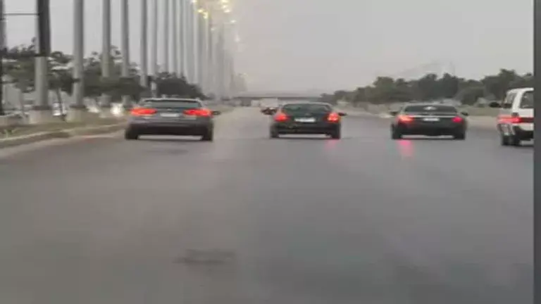 مطاردة 3 سيارات لـ فتاة على طريق الواحات (2)