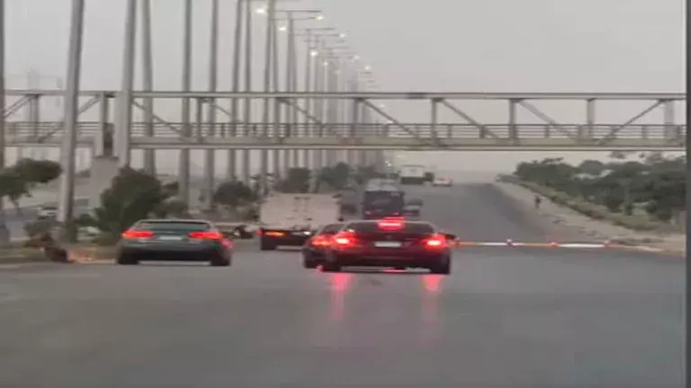 مطاردة 3 سيارات لـ فتاة على طريق الواحات (1)