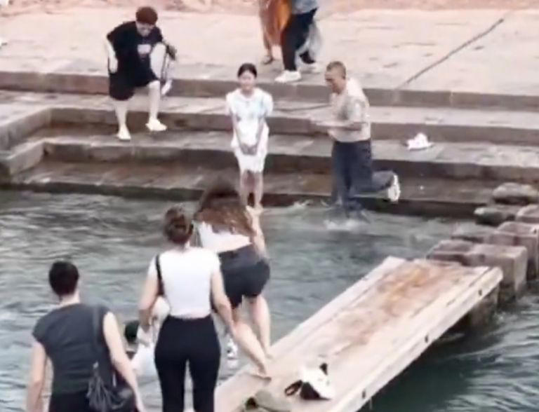 Turista de 31 años salva a niño que cayó a al río Tuo y se hace famosa | VIDEO