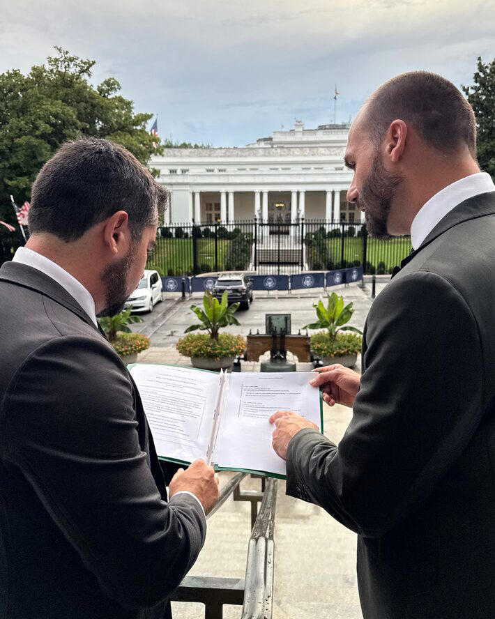 Eduardo Bolsonaro comemora novas sanções em foto com Paulo Figueiredo