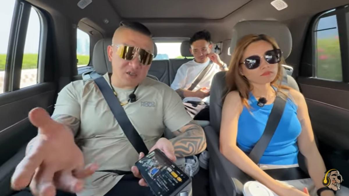 館長和女導遊談論兩岸汽車產業買氣。（圖／翻攝自館長惡名昭彰YT頻道）