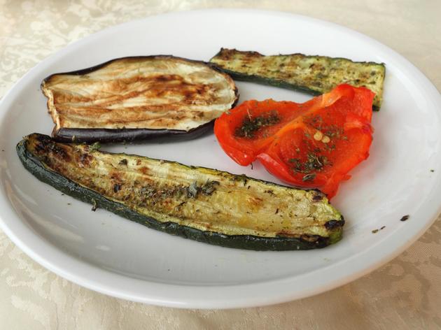 Ein bisschen gegrilltes Gemüse als Beilage in Italien.