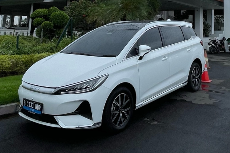 Harga mobil listrik BYD M6 bekas ini, masih tertarik?