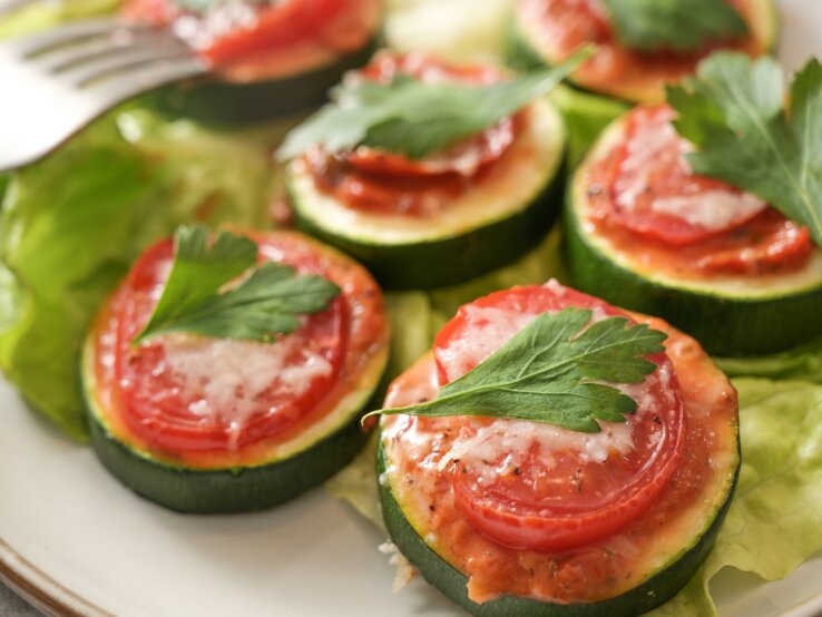 Bruschetta und Zucchini-Rezept: Knuspriges Fingerfood mit Tomate