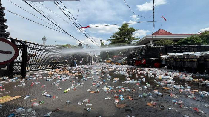 DEMONSTRASI TOLAK KENAIKAN PBB DI PATI - Polisi mengerahkan water cannon dan gas air mata. Sebanyak 33 orang mengalami luka-luka saat mengikuti aksi unjuk rasa di area Alun-Alun Pati, Jawa Tengah (Jateng), Rabu (13/8/2025). (TribunJateng.com/Ibnu Taufik Juwariyanto)