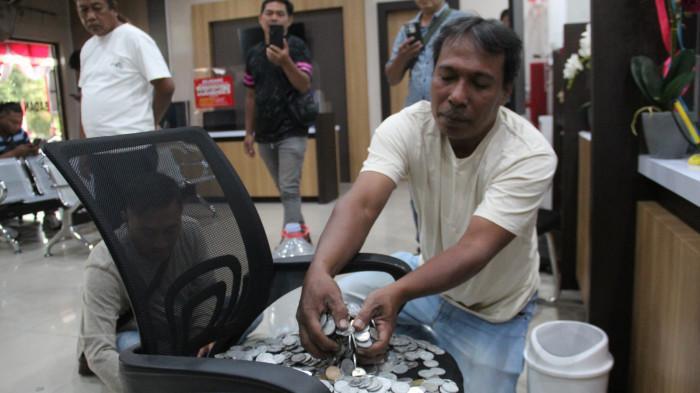 BAYAR PBB DENGAN UANG KOIN - Warga Jombang membayar Pajak Bumi dan Bangunan (PBB) menggunakan uang koin rupiah untuk memprotes kenaikan tajam PBB-P2 di Kantor Badan Pendapatan Daerah (Bapenda) Kabupaten Jombang, Jawa Timur, Senin (11/8/2025).